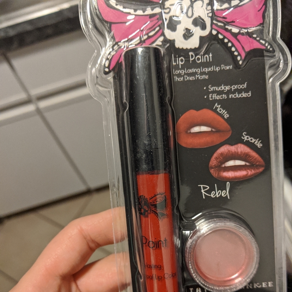 Tattoo junkie in the color Rebel